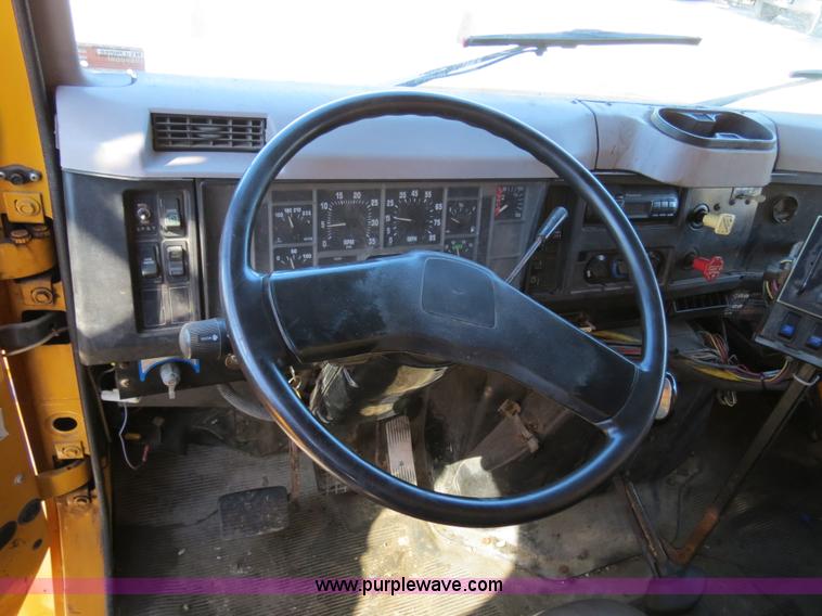 image for item B4642 1999 International 4900 dump truck