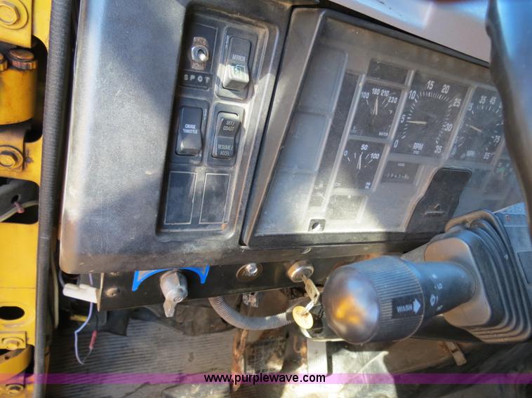 image for item B4642 1999 International 4900 dump truck