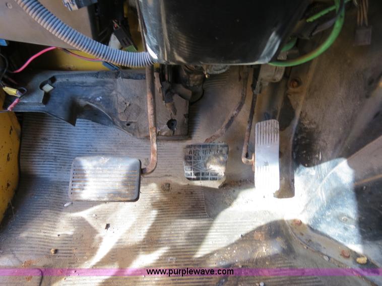 image for item B4642 1999 International 4900 dump truck