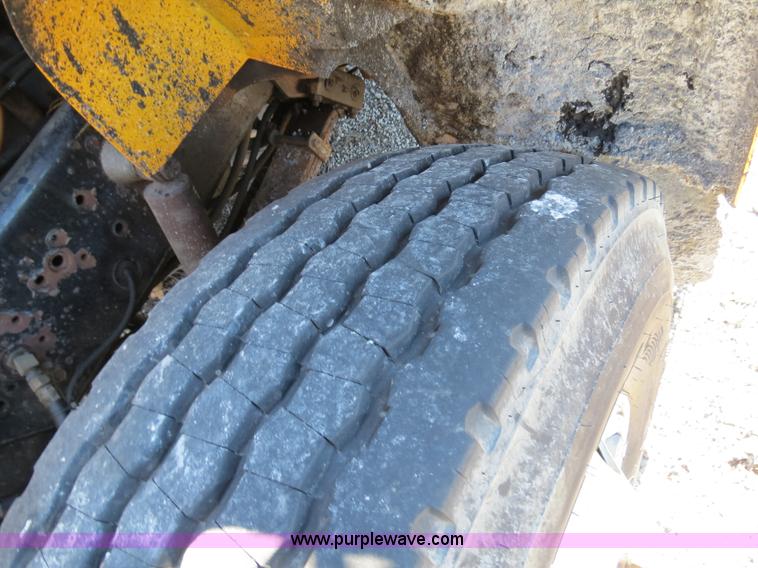 image for item B4642 1999 International 4900 dump truck