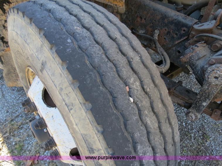 image for item B4642 1999 International 4900 dump truck