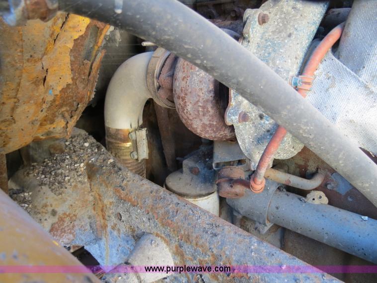 image for item B4642 1999 International 4900 dump truck