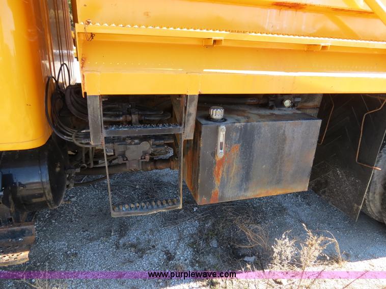 image for item B4642 1999 International 4900 dump truck