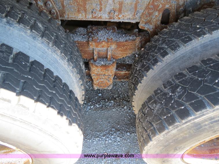 image for item B4642 1999 International 4900 dump truck