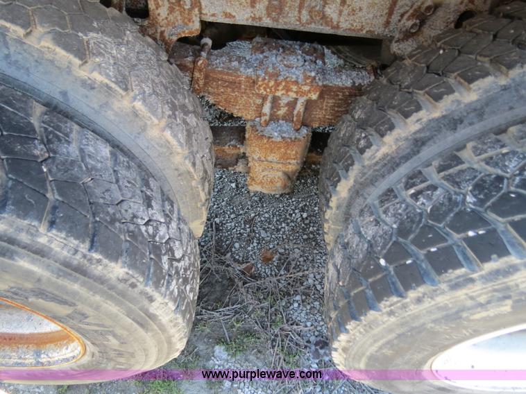 image for item B4642 1999 International 4900 dump truck