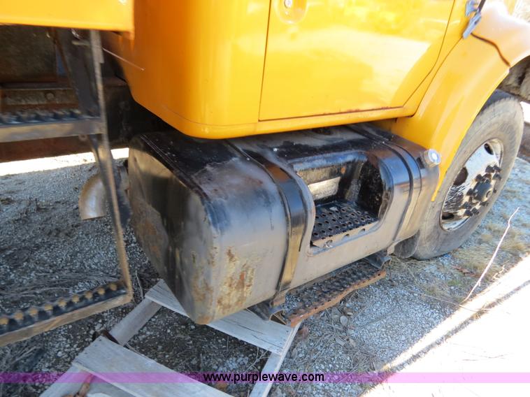 image for item B4642 1999 International 4900 dump truck