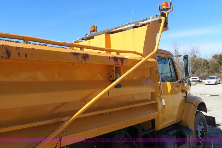 image for item B4642 1999 International 4900 dump truck