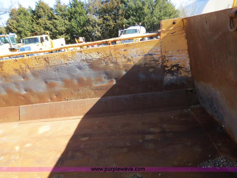 image for item B4642 1999 International 4900 dump truck