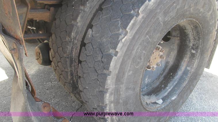 image for item E3854 1997 International 4900 dump truck