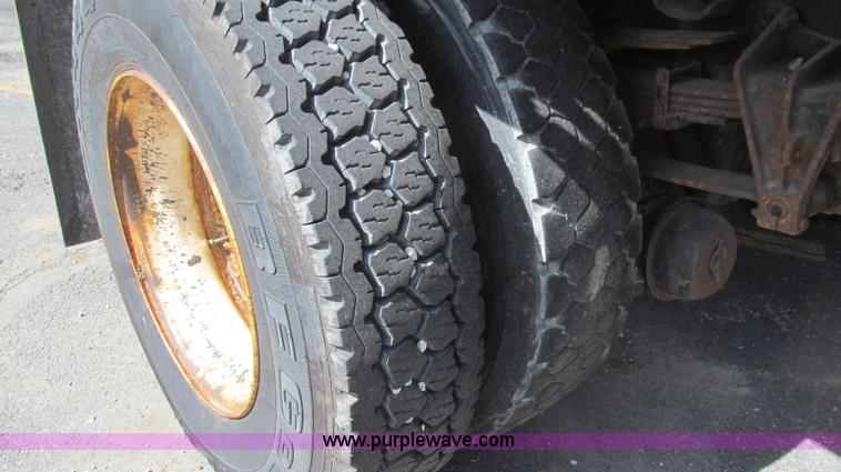 image for item E3854 1997 International 4900 dump truck