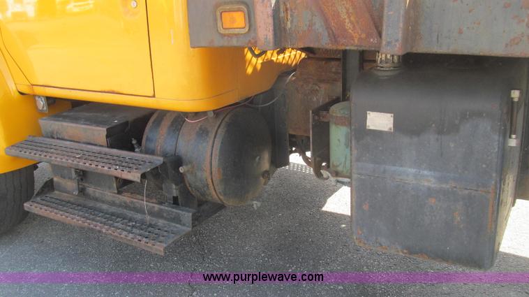 image for item E3854 1997 International 4900 dump truck