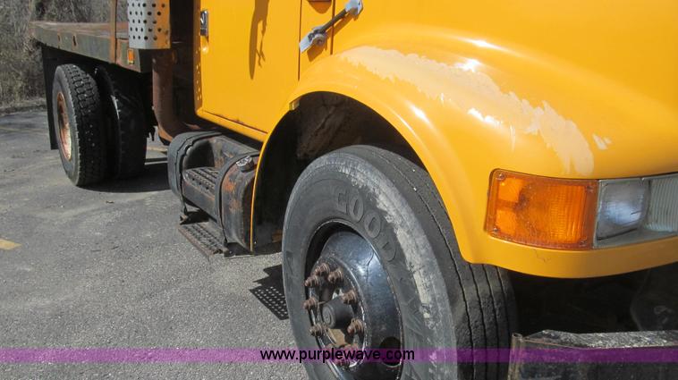 image for item E3854 1997 International 4900 dump truck