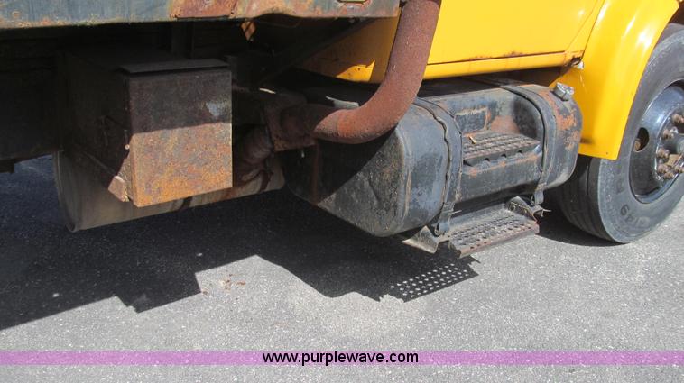 image for item E3854 1997 International 4900 dump truck