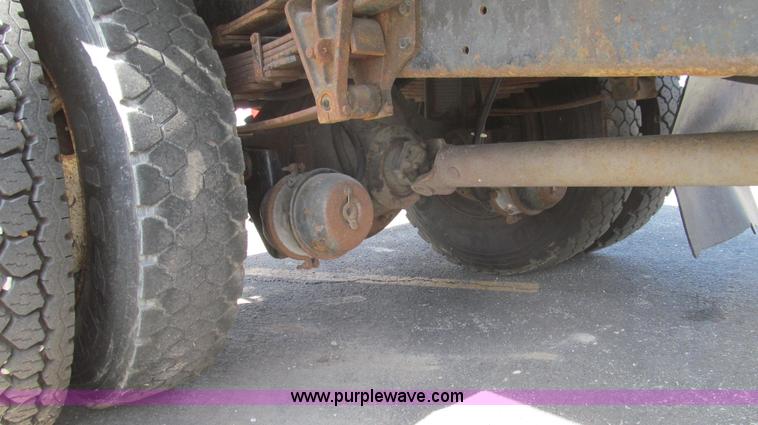 image for item E3854 1997 International 4900 dump truck