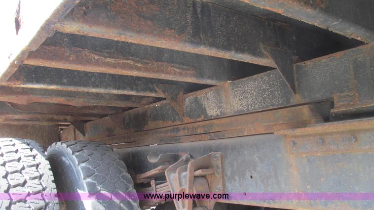 image for item E3854 1997 International 4900 dump truck