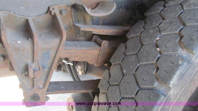 image for item E3854 1997 International 4900 dump truck