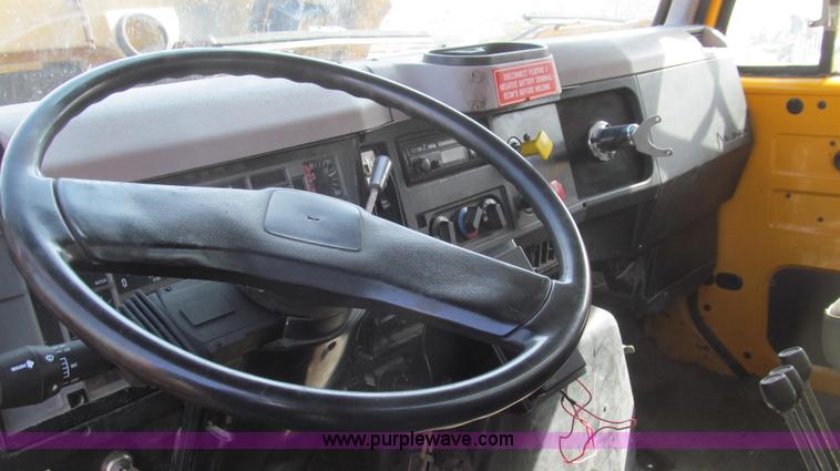 image for item E3854 1997 International 4900 dump truck