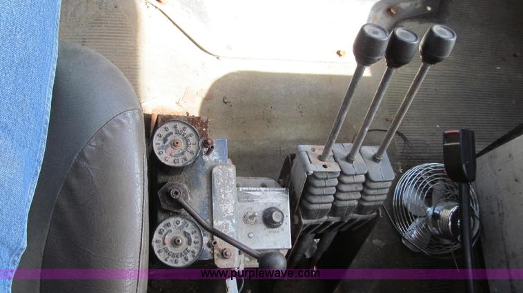 image for item E3854 1997 International 4900 dump truck