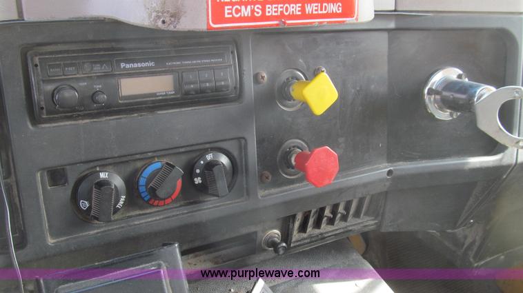 image for item E3854 1997 International 4900 dump truck