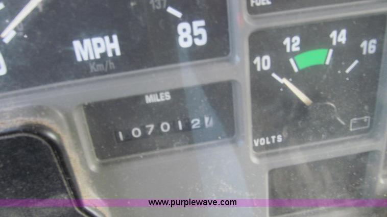 image for item E3854 1997 International 4900 dump truck