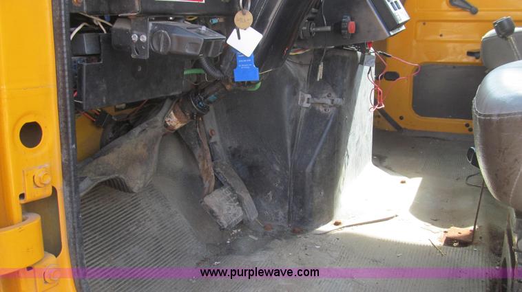 image for item E3854 1997 International 4900 dump truck