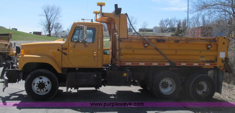 image for item E3855 2002 International 2554 dump truck