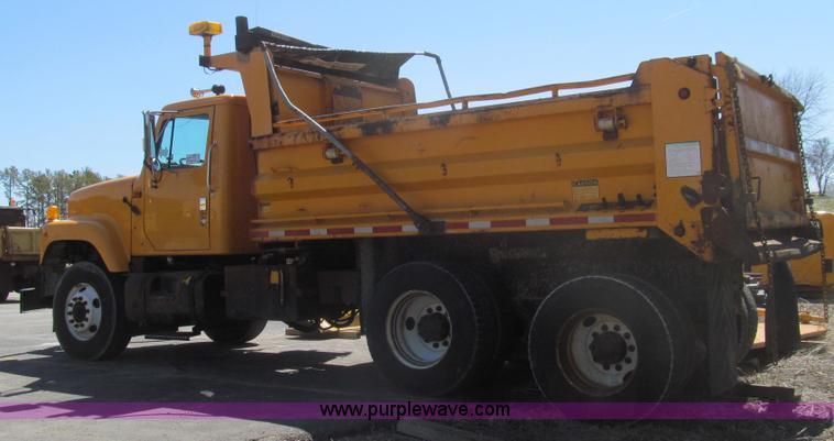 image for item E3855 2002 International 2554 dump truck