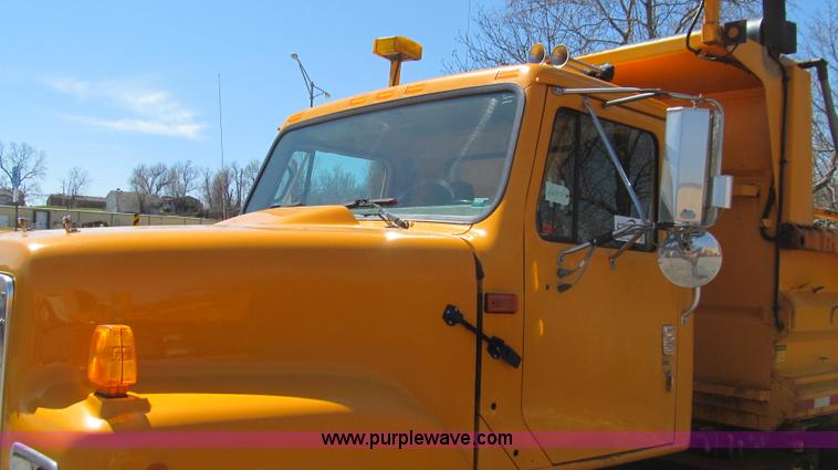 image for item E3855 2002 International 2554 dump truck