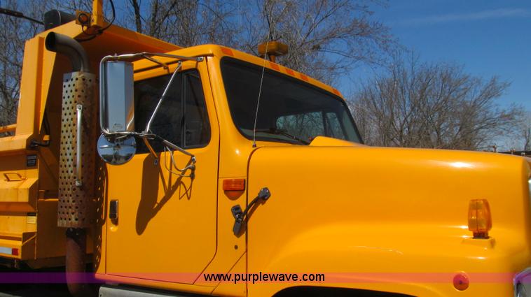 image for item E3855 2002 International 2554 dump truck