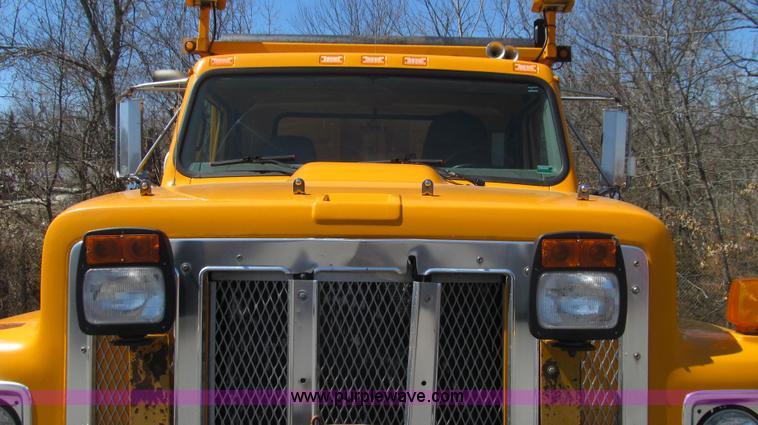 image for item E3855 2002 International 2554 dump truck