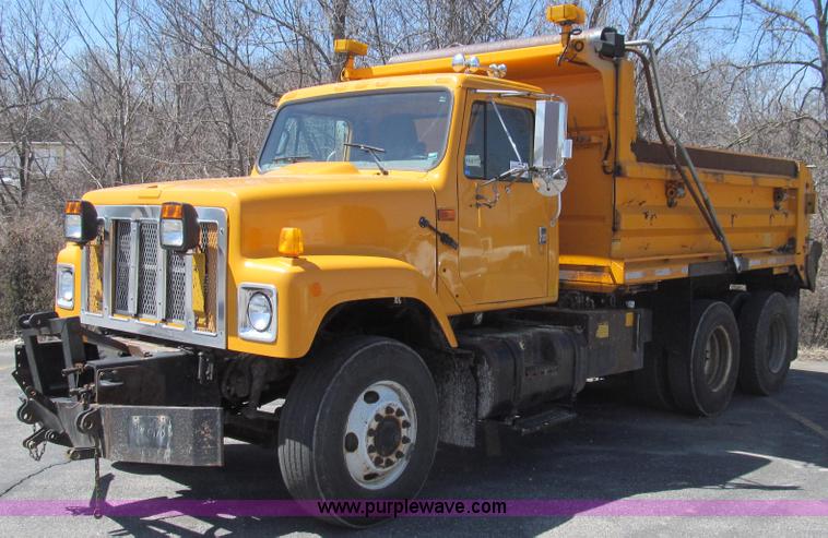 image for item E3856 2002 International 2554 dump truck