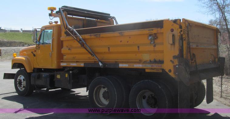 image for item E3856 2002 International 2554 dump truck