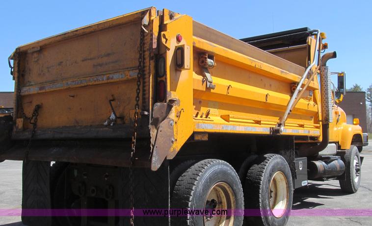 image for item E3856 2002 International 2554 dump truck