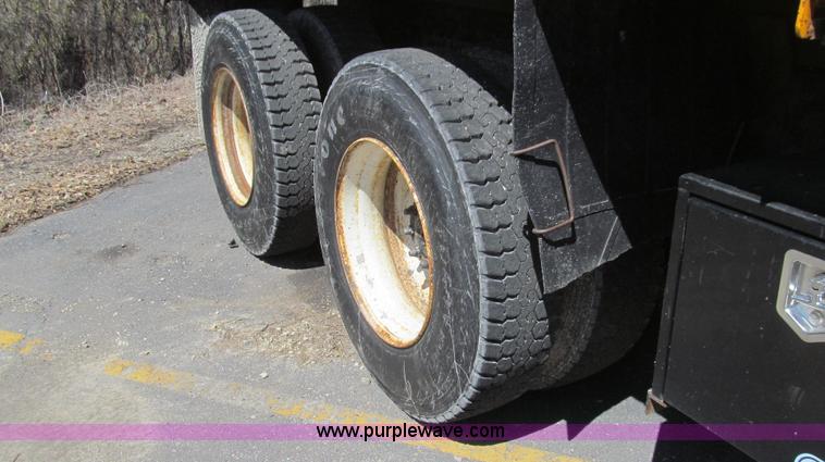 image for item E3856 2002 International 2554 dump truck