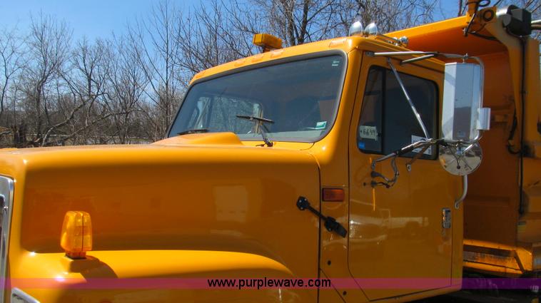 image for item E3856 2002 International 2554 dump truck