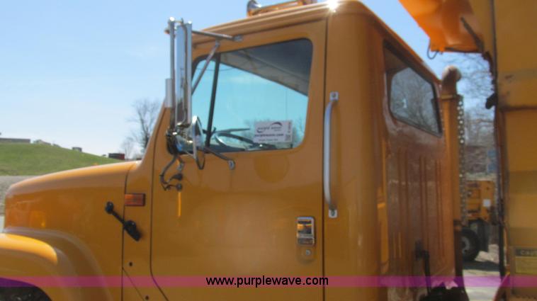 image for item E3856 2002 International 2554 dump truck