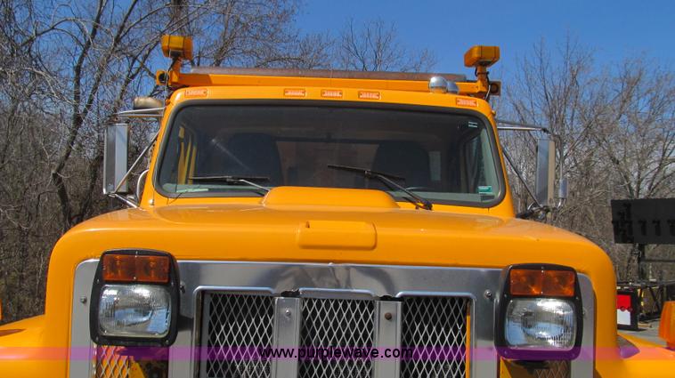 image for item E3856 2002 International 2554 dump truck