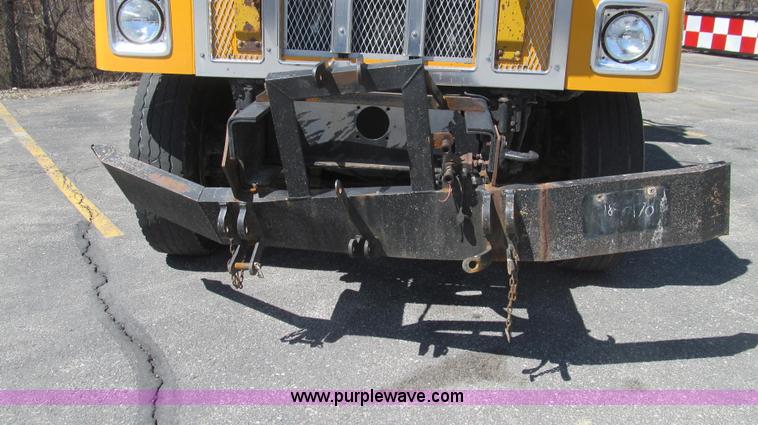 image for item E3856 2002 International 2554 dump truck