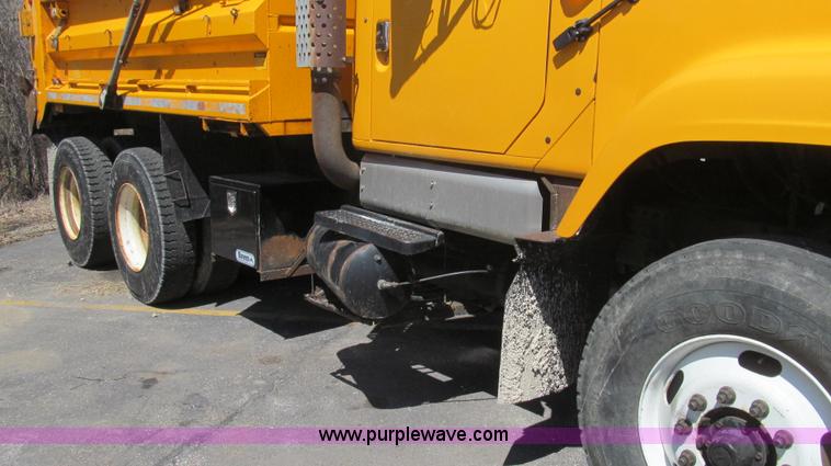 image for item E3856 2002 International 2554 dump truck