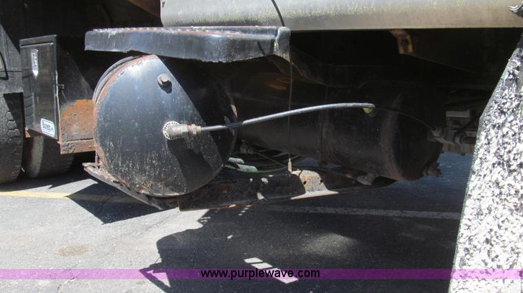 image for item E3856 2002 International 2554 dump truck