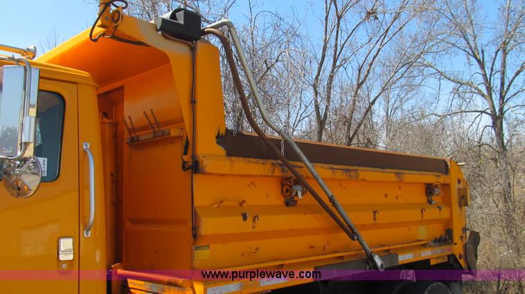 image for item E3856 2002 International 2554 dump truck