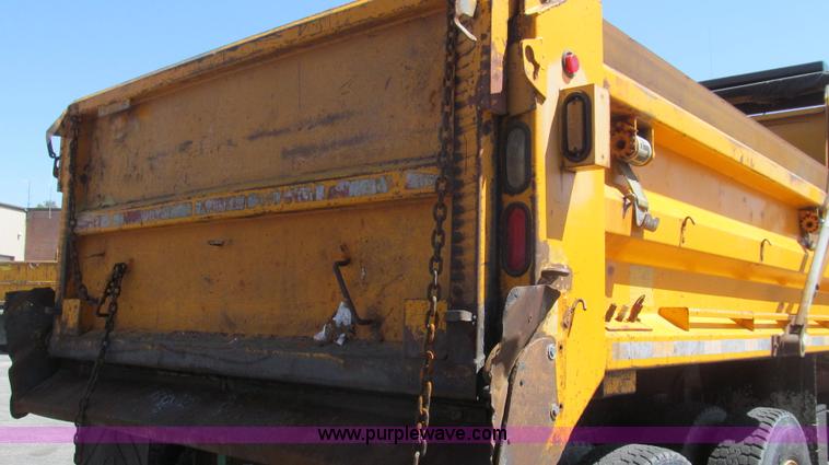 image for item E3856 2002 International 2554 dump truck