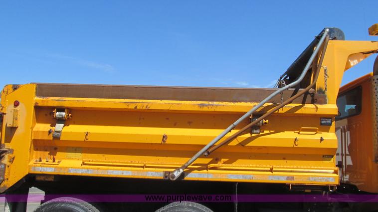 image for item E3856 2002 International 2554 dump truck