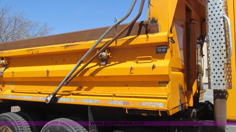 image for item E3856 2002 International 2554 dump truck