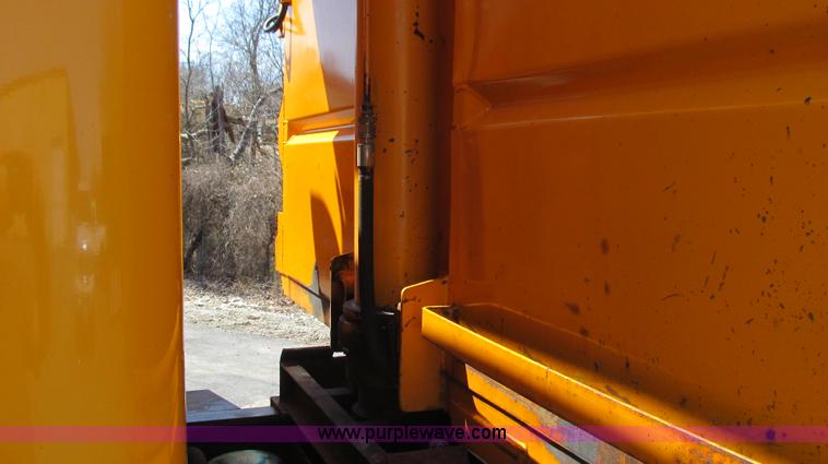image for item E3856 2002 International 2554 dump truck