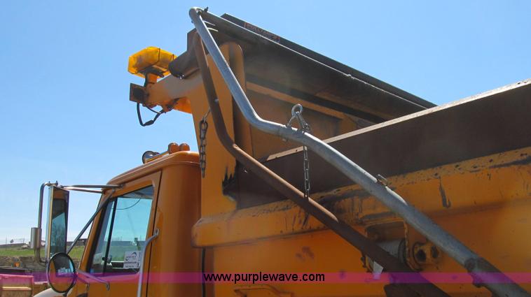image for item E3856 2002 International 2554 dump truck
