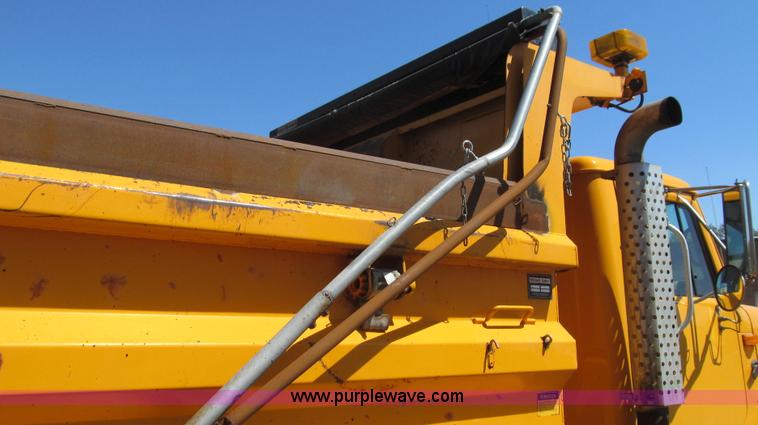 image for item E3856 2002 International 2554 dump truck