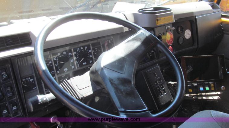 image for item E3856 2002 International 2554 dump truck