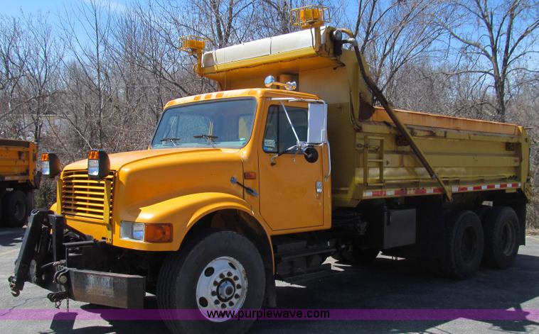 image for item E3857 1999 International 4900 dump truck