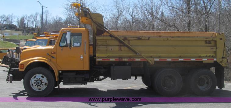 image for item E3857 1999 International 4900 dump truck